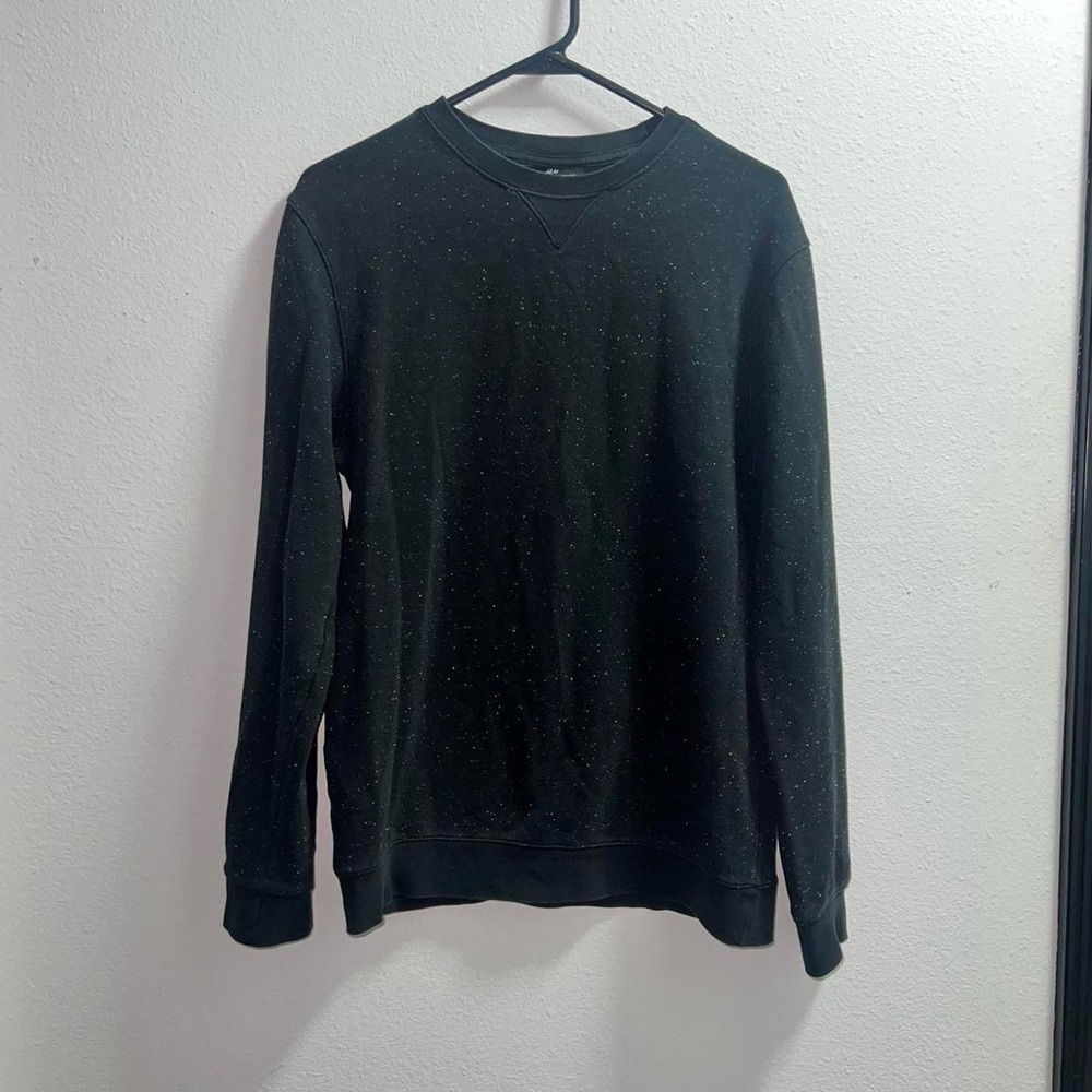 Black creen en sweater with white dots